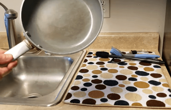 Cleaning-non-stick-pans