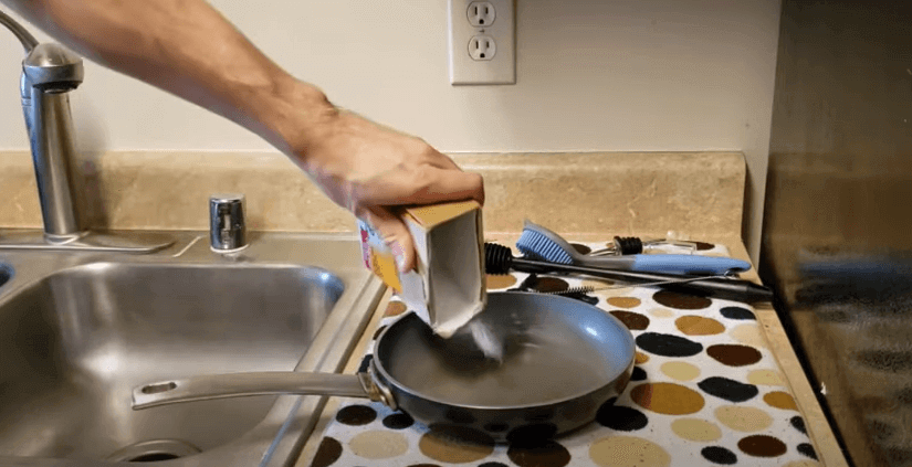 cleaning-pans-with-baking-soda