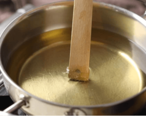 wooden-spoon-for-oil-temperature-test